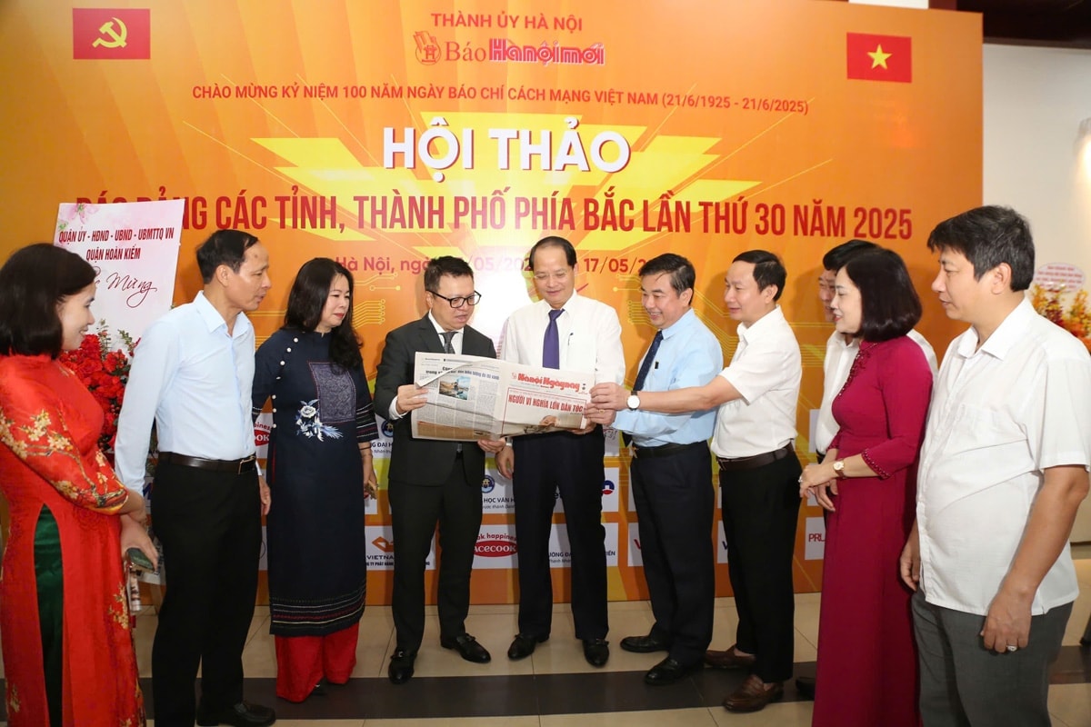 delegates-watch-hanoimoi-newspaper-food.-anh-viet-thanh.jpg