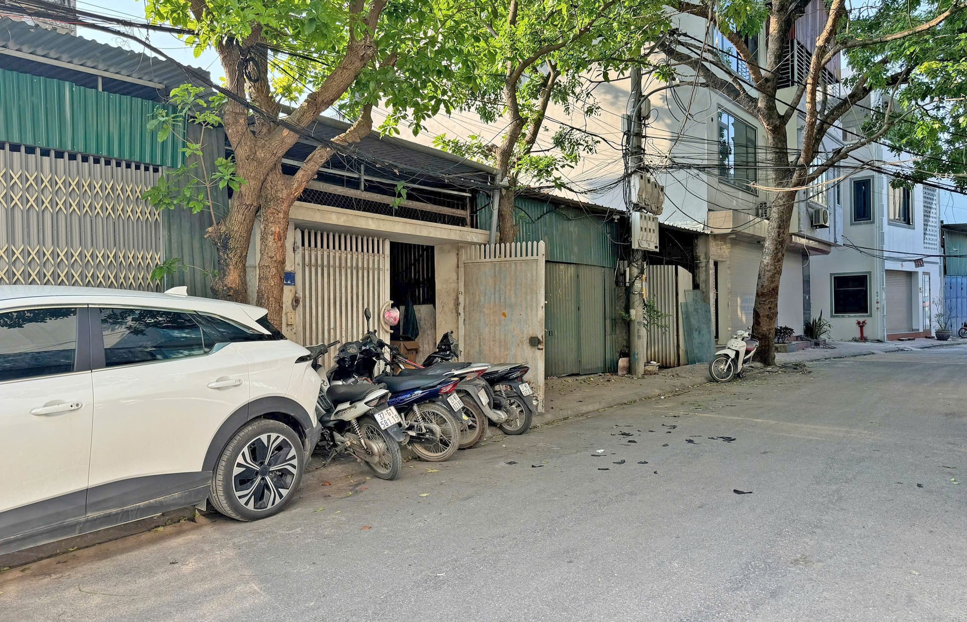 ទីតាំងផលិតម៉ាស៊ីនបូមទឹក ផ្ទះលេខ 20-22-24 ផ្លូវលេខ 242 ស្រុក Long Bien ដំណើរការញឹកញាប់ បង្កសំលេងរំខាន និងធុំក្លិនស្អុយ..jpg