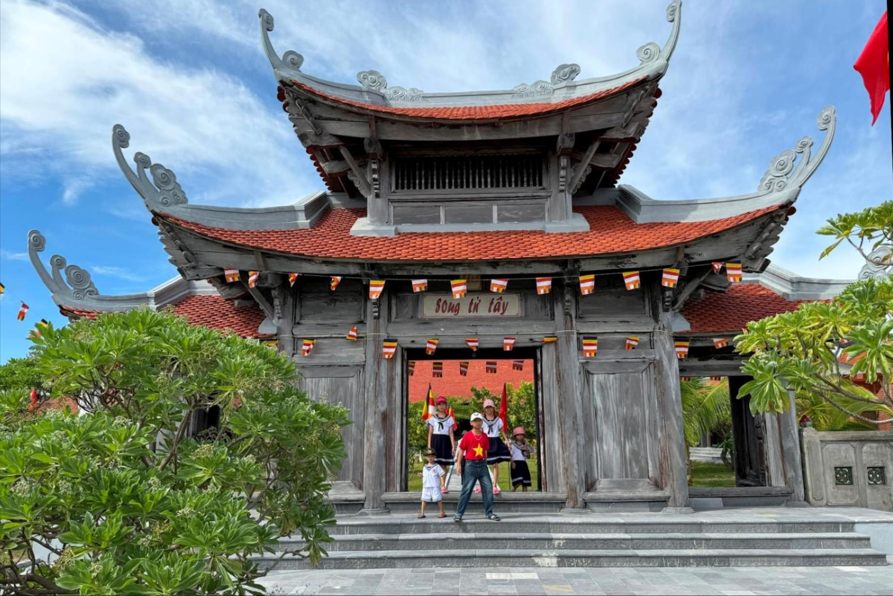 binh-yen-song-tu-tay(1).jpg