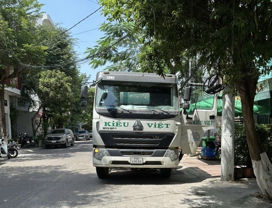 Việc chiếm dụng lòng đường không chỉ gây cản trở nghiêm trọng đến giao thông đi lại của người dân, tiềm ẩn nguy cơ tai nạn giao thông