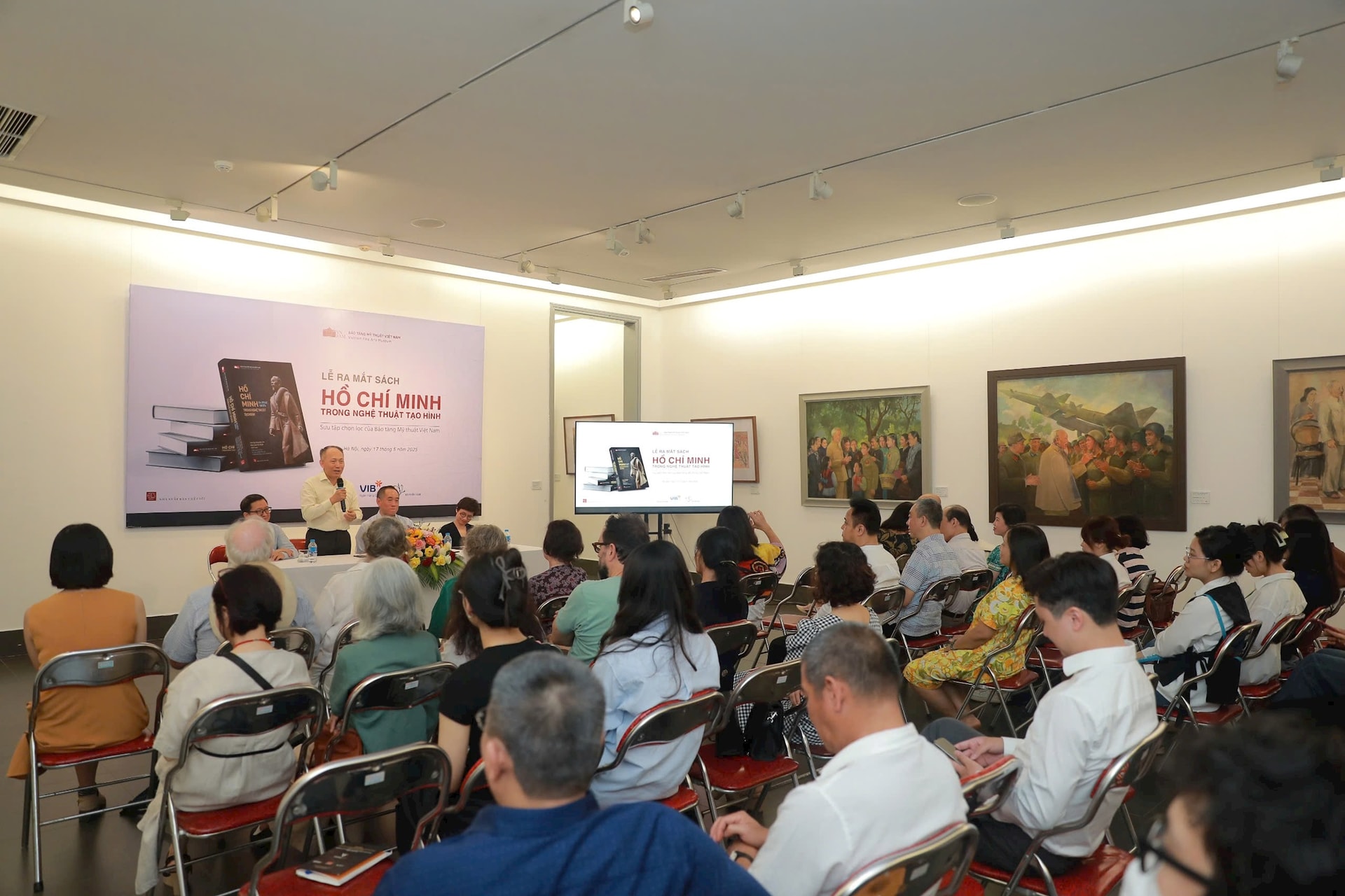 Quang cảnh buổi ra mắt sách