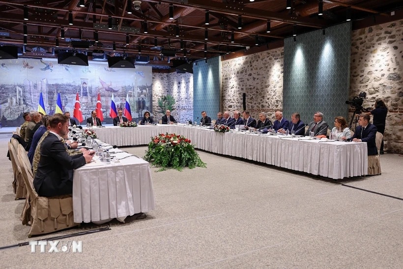 Quang cảnh cuộc đàm phán trực tiếp giữa Nga và Ukraine tại Istanbul, Thổ Nhĩ Kỳ ngày 16/5/2025. (Ảnh: THX/TTXVN)