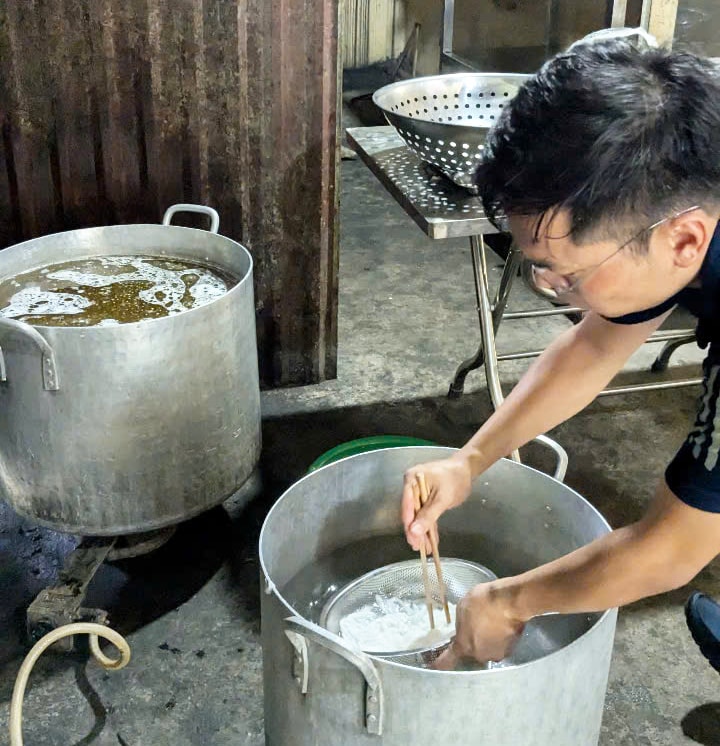 Nồi nước dùng và bánh phở tươi cùng các nguyên liệu làm phở đã vượt gần 300km đường với 5 giờ đồng hồ để kịp lên điểm trường phục vụ các em bữa trưa.