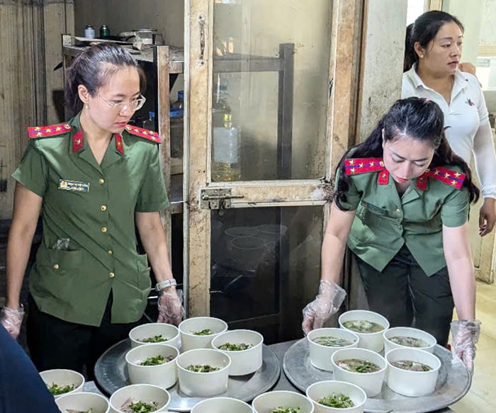 Những bát phở được hoàn thành và đưa lên phục vụ các em bữa trưa đặc biệt.