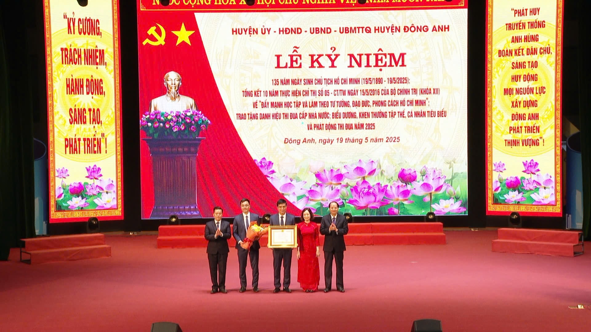 Đồng chí Nguyễn Doãn Toản, Ủy viên Ban Thường vụ, Trưởng Ban Tuyên giáo và Dân vận Thành ủy Hà Nội tặng giấy khen cho các tập thể, cá nhân có thành tích. Ảnh: Đỗ Phong