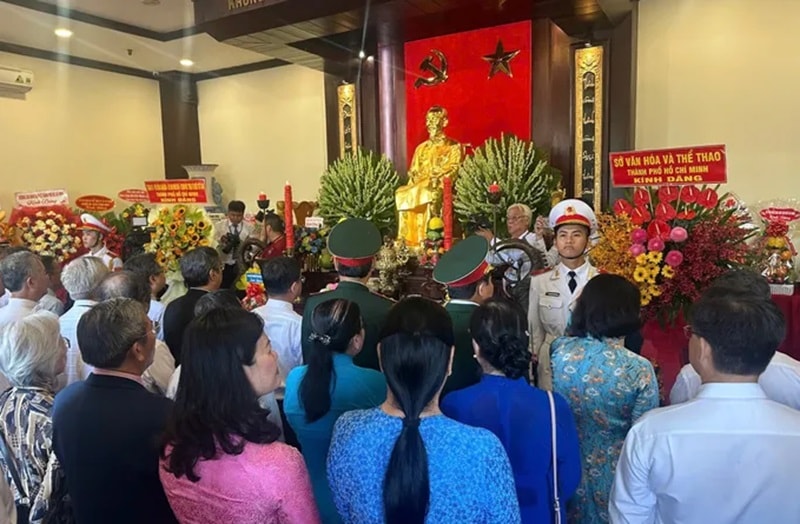 dang-huong-chu-tich-ho-chi-minh.jpg
