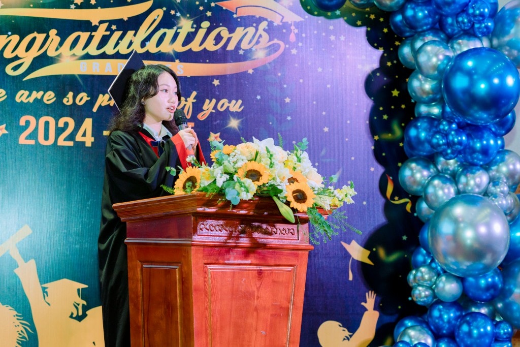 Học sinh Vũ Thanh Hương phát biểu tri ân trong buổi lễ là một trong rất nhiều bạn đã nhận học bổng xuất sắc từ nhiều trường Đại học Quốc tế. Học bổng 20% University of Amsterdam ngành Acturial Science và 5 trường Đại học Mỹ: Clark (128K$), Bentley (112K$), Fordham (70K$), RIT (108K$), Marymount Manhattan (88K$) ngành Finance.