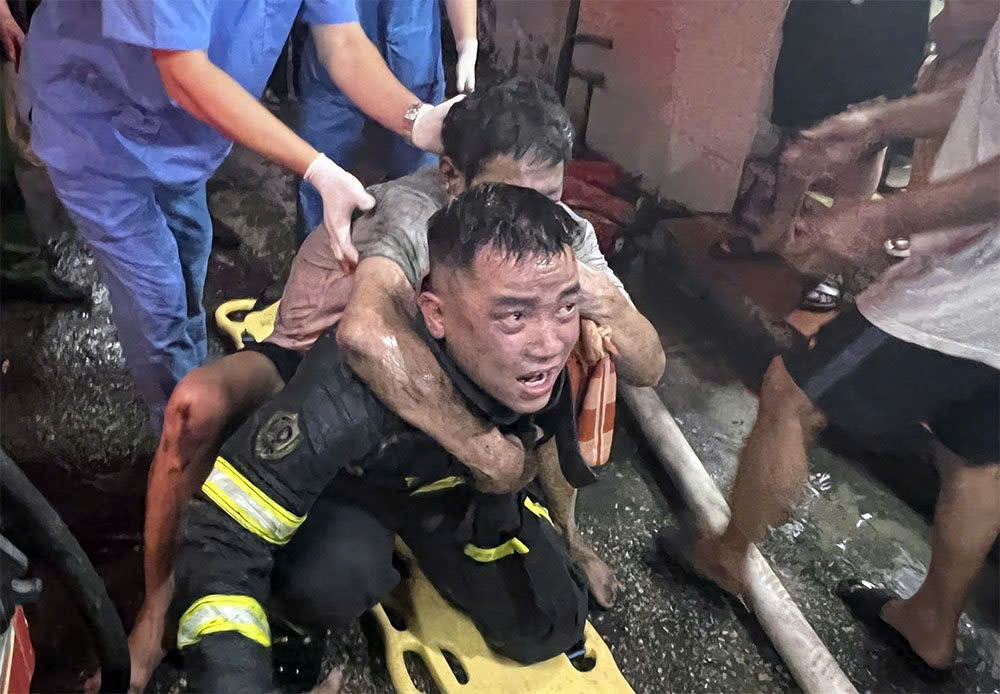 Thượng úy Nguyễn Viết Quân lao vào cứu người trong căn nhà đang cháy ở Phúc Tân (quận Hoàn Kiếm, Hà Nội), rạng sáng ngày 18/7/2024. Ảnh: NVCC
