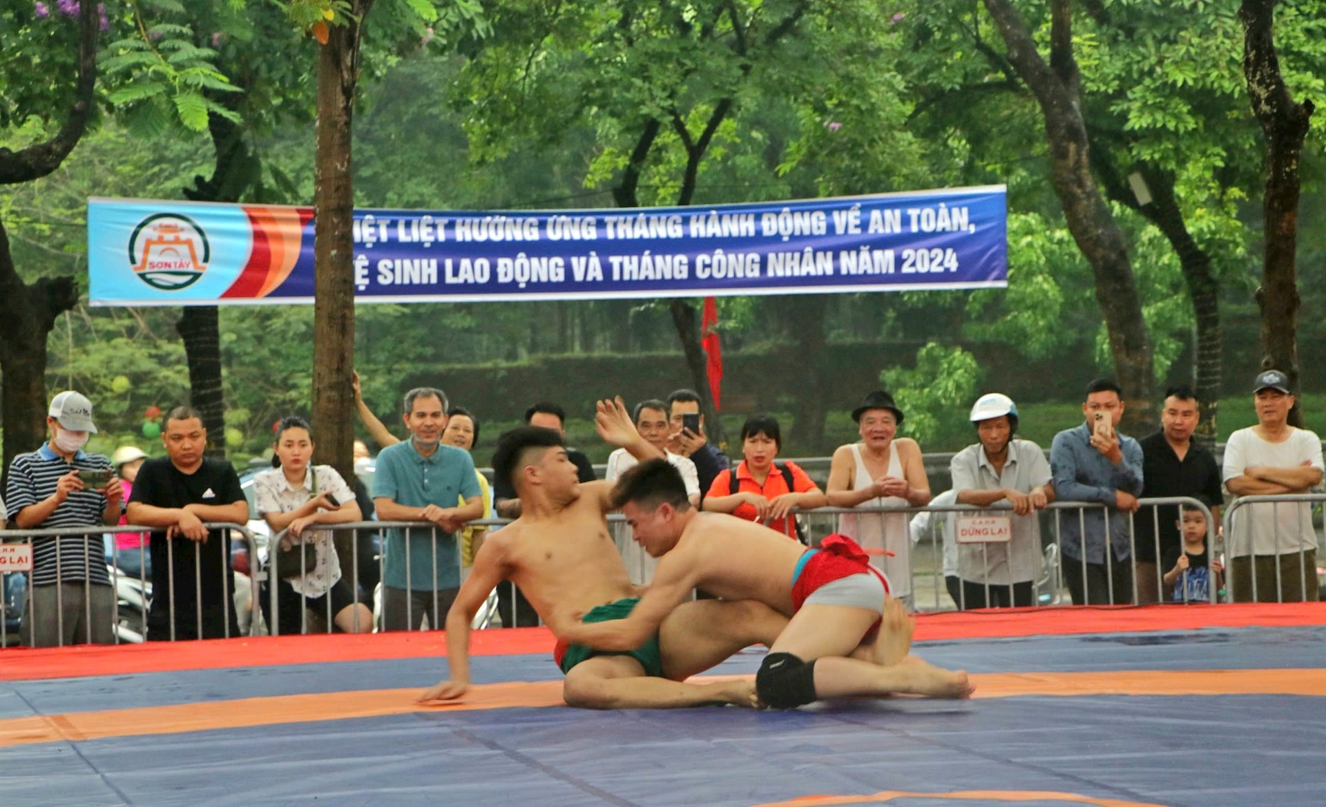 កីឡាចំបាប់បុរសចូលរួមការប្រកួតកីឡាចំបាប់ថ្នាក់ជាតិលើកទី៣ នៅទីក្រុងហាណូយ ដើម្បីដណ្តើមពានរង្វាន់ Phung Hung ឆ្នាំ 2024។ រូបថត៖ មជ្ឈមណ្ឌលវប្បធម៌ Son Tay