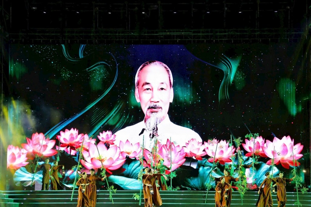 Chương trình nghệ thuật có các tiết mục được dàn dựng công phu. Ảnh: Đức Anh
