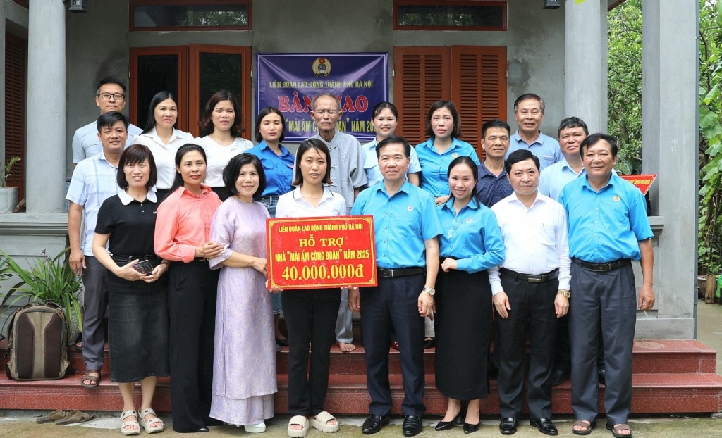 Đoàn viên Đồng Thị Thuỳ Dương đón nhận sự hỗ trợ của LĐLĐ thành phố Hà Nội