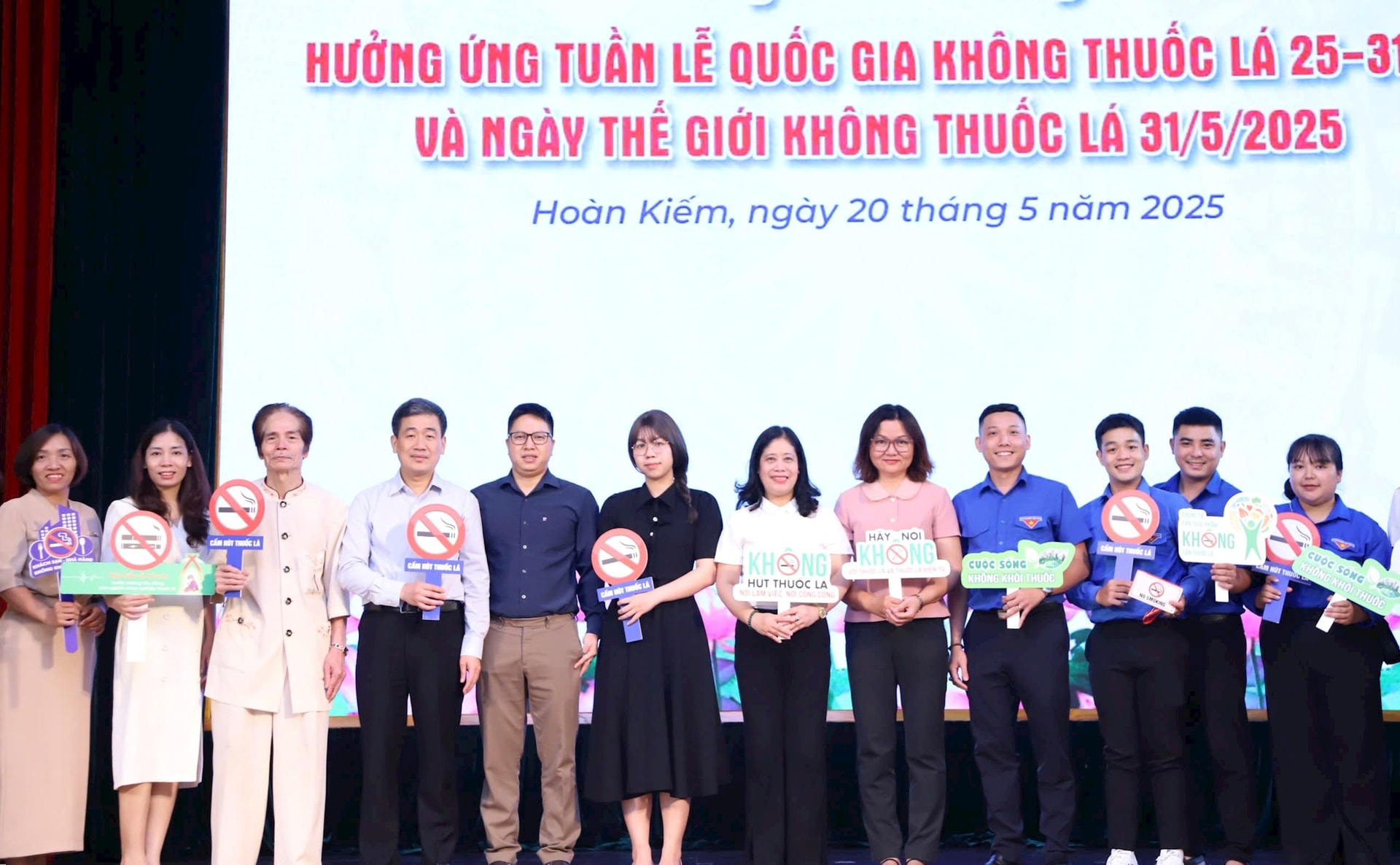 Lãnh đạo quận HOàn Kiếm và các đơn vị hưởng ứng Tuần lễ quốc gia không thuốc lá. Ảnh: Nguyên Anh 
