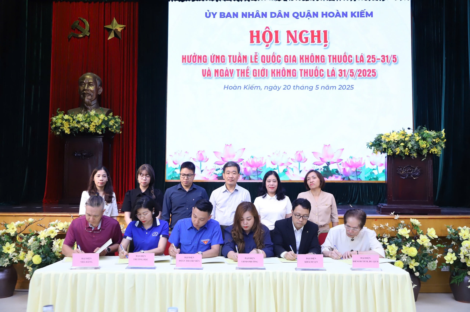 Đại diện các cơ quan, đơn vị trên địa bàn quận Hoàn Kiếm ký cam kết phòng chống thuốc lá. Ảnh: Nguyên Anh