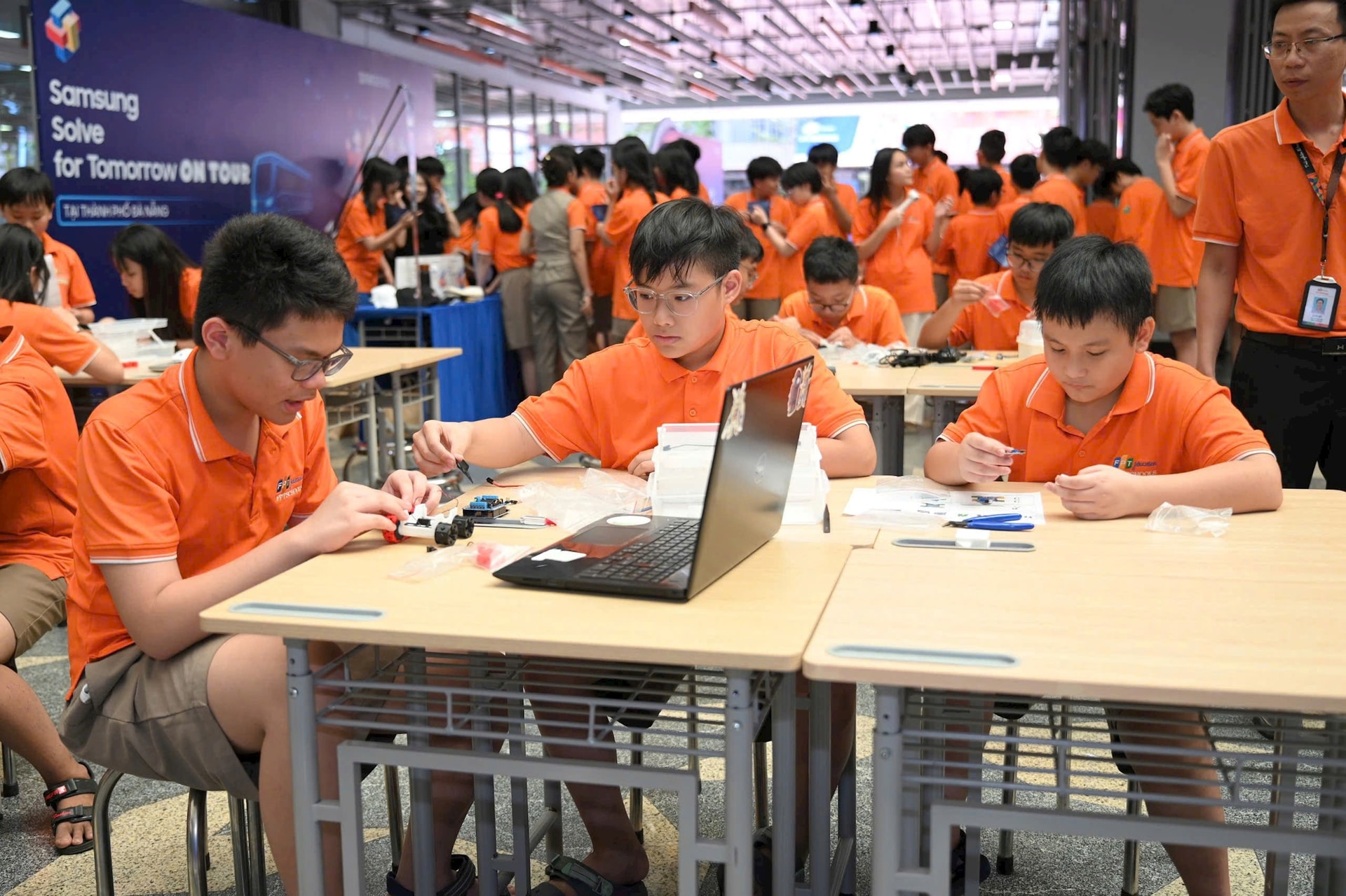 cac-em-hoc-sinh-tham-du-hoat-dong-tim-hieu-va-sang-tao-robot.jpg