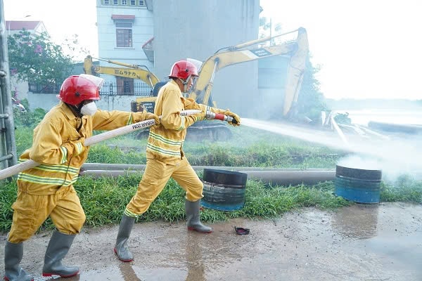 Tổ chữa cháy tự nguyện thôn Cao Xá sẽ hỗ trợ trực tiếp các hộ dân, gia đình khi có sự cố về cháy. Ảnh: Tô Quý