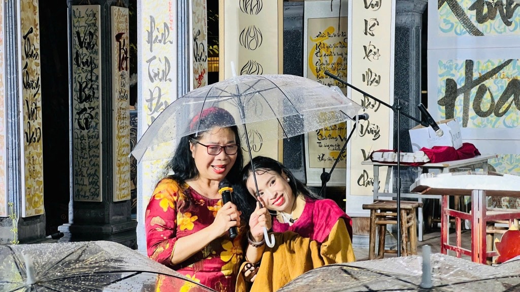 Nhạc sĩ Đinh Khánh Ly và PGS. TS Lê Thị Bích Hồng