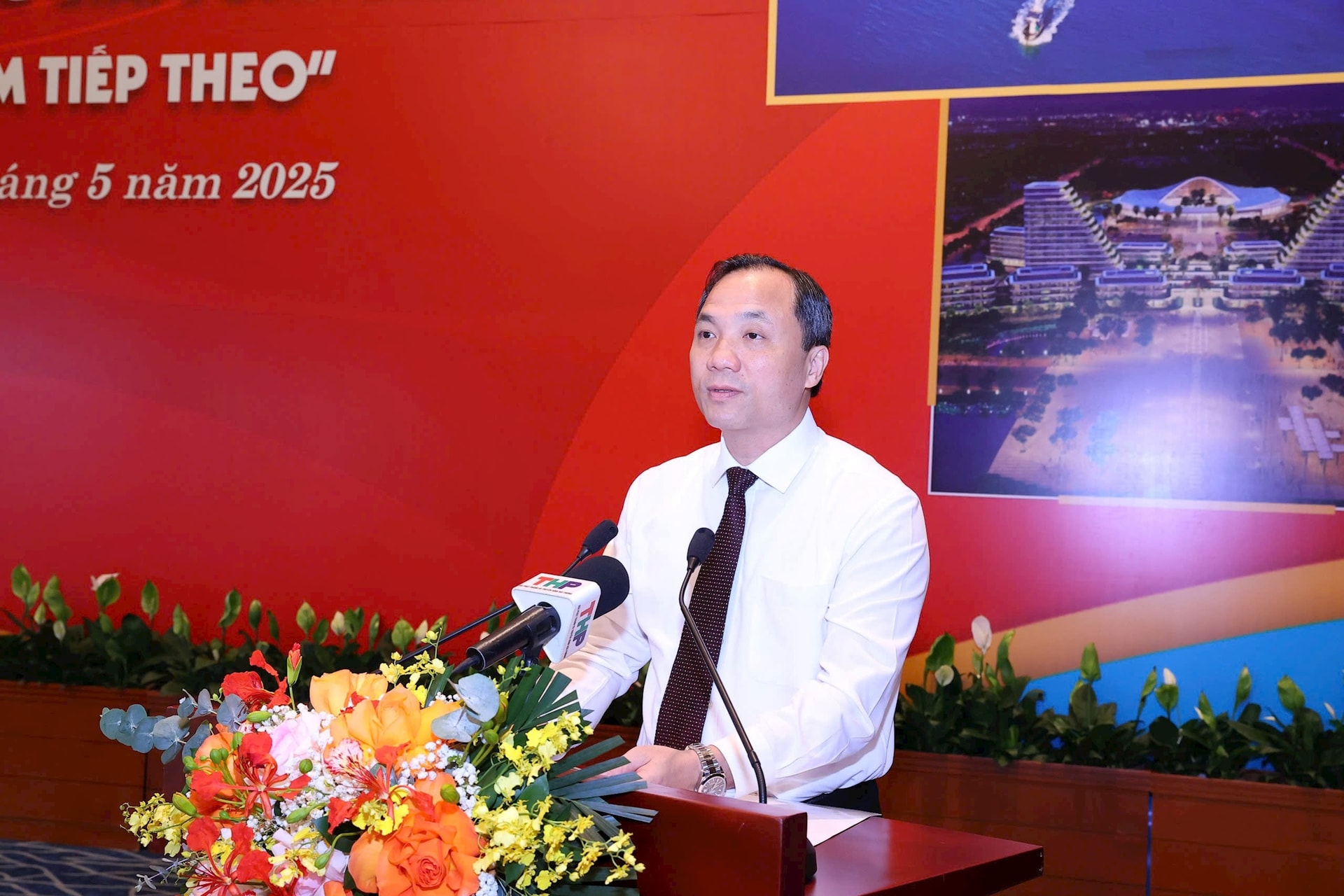 Tổng Biên tập Tạp chí Cộng sản Hoàng Trung Dũng phát biểu đề dẫn. Ảnh: Hương Ly 