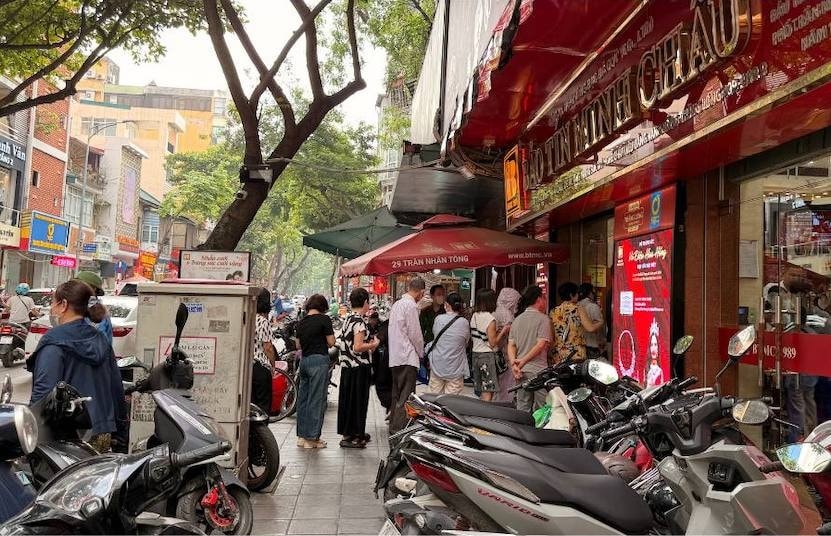 Giá vàng tăng cao, người dân lại xếp hàng chờ mua