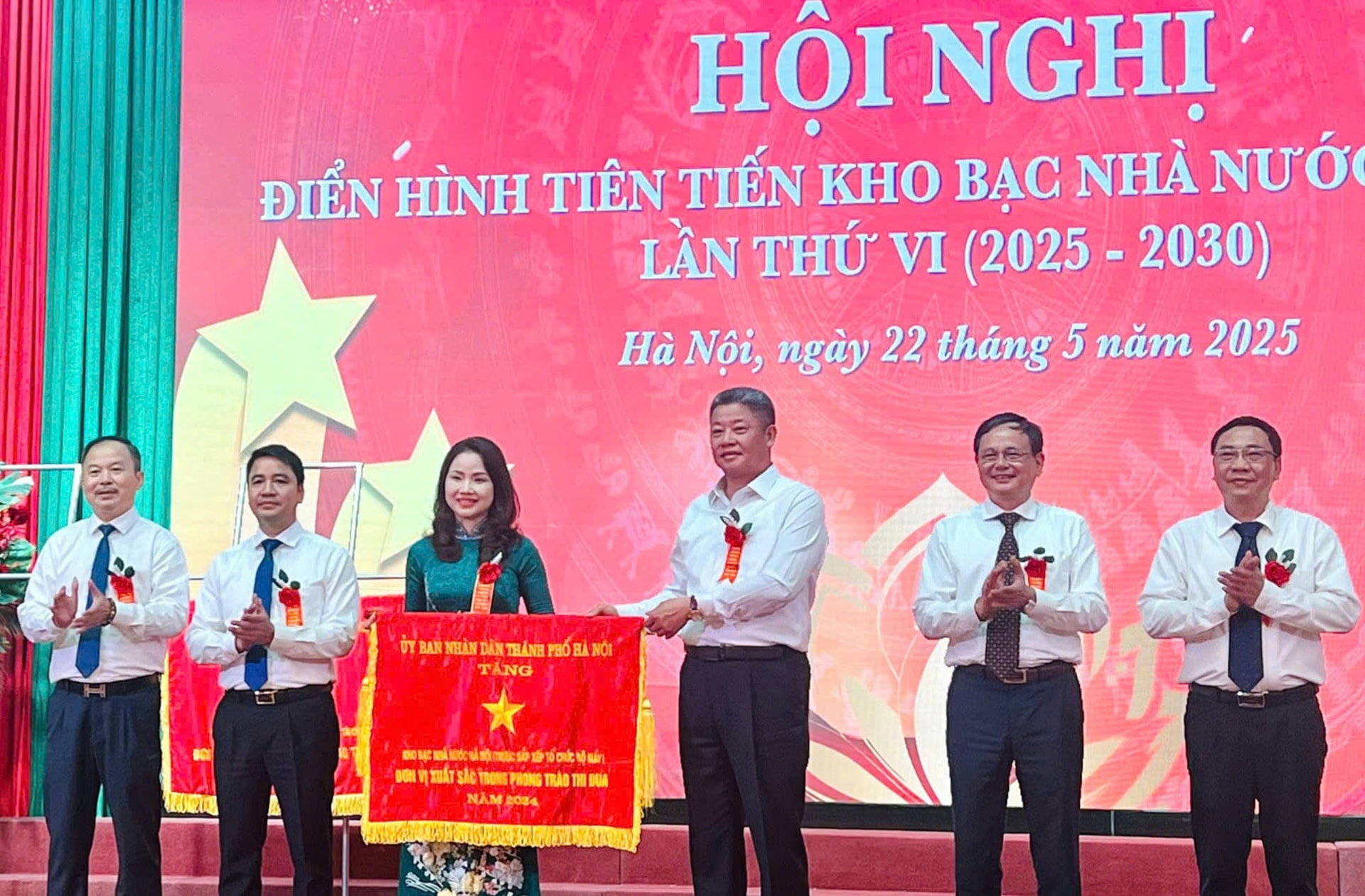 Phó Chủ tịch UBND thành phố Nguyễn Mạnh Quyền trao tặng Cờ thi đua của UBND thành phố cho tập thể Kho bạc Nhà nước Khu vực I. Ảnh: H.T