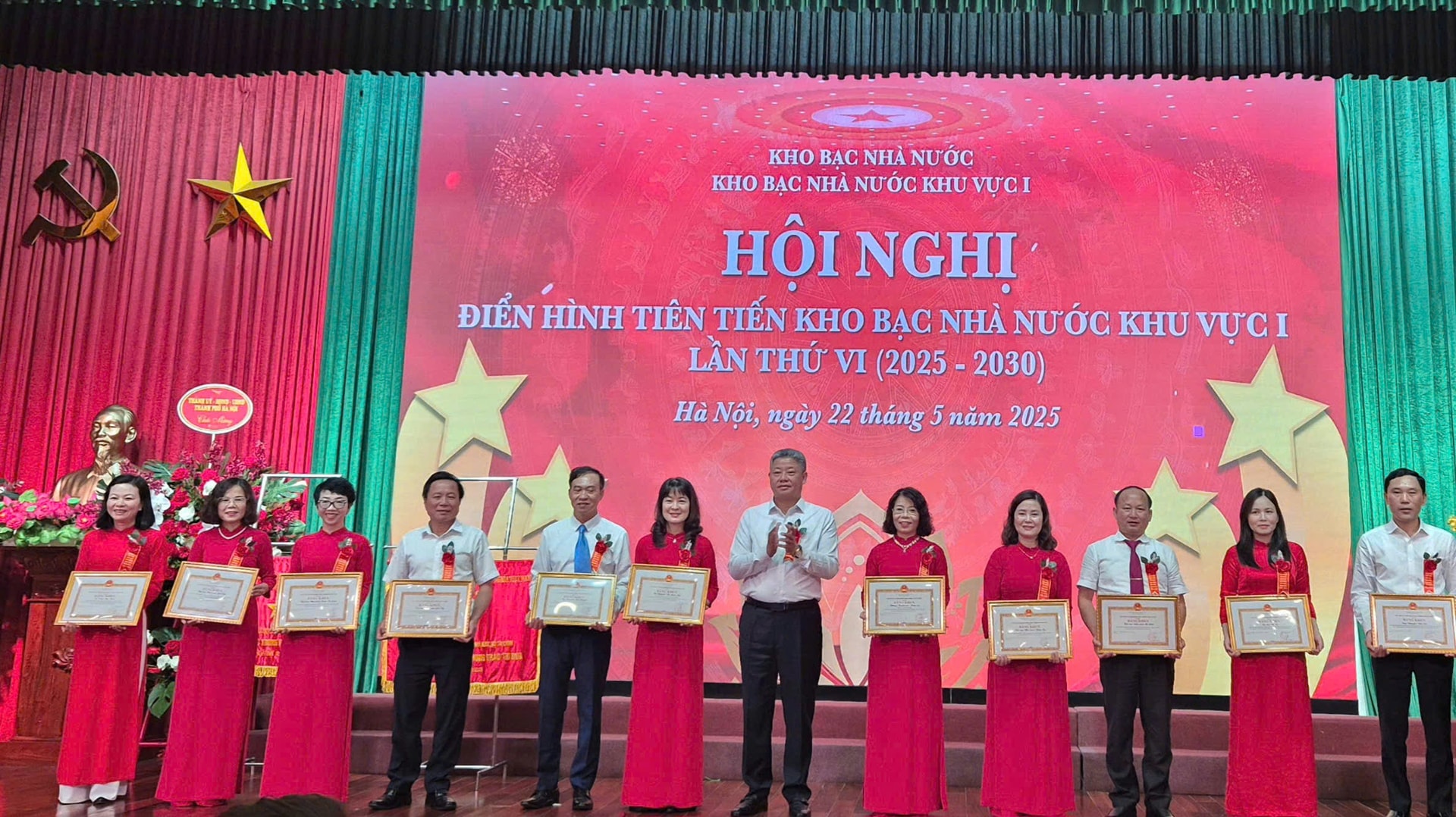 Phó Chủ tịch UBND thành phố Nguyễn Mạnh Quyền trao Bằng khen của Chủ tịch UBND thành phố cho các tập thể và cá nhân thuộc Kho bạc Nhà nước khu vực I. Ảnh: H.T