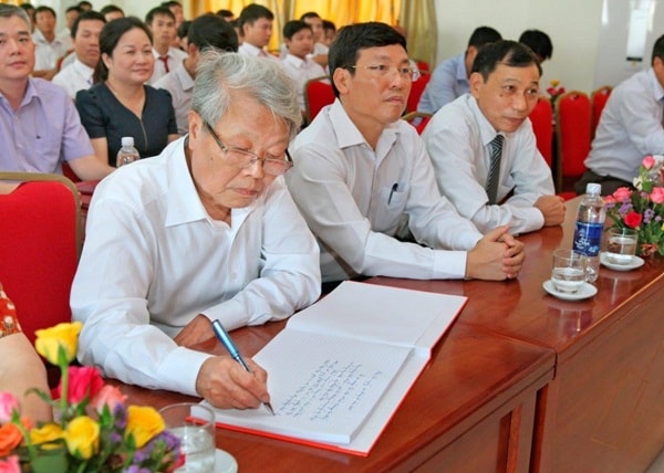 ctn-tran-tham-truong-cao-dang-cong-nghiep-va-thuong-mai.jpg