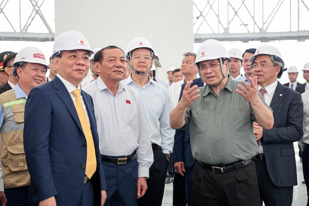 Thủ tướng Phạm Minh Chính trao đổi với các đơn vị liên quan khi đi kiểm tra dự án Trung tâm Hội chợ Triển lãm Quốc gia.