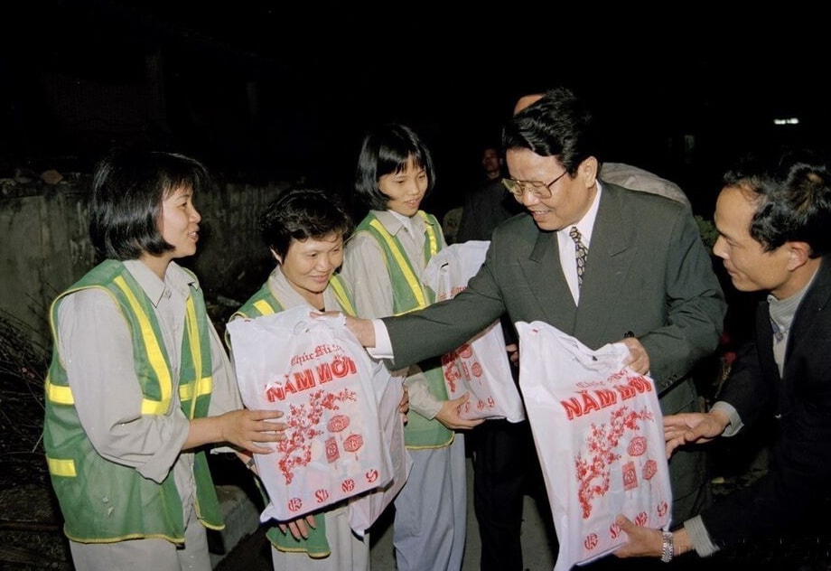 chu-tich-nuoc-tran-duc-luong-tang-qua-chuc-tet-cong-nhan-cong-ty-moi-truong-va-do-thi-ha-noi-nam-1999.-anh-ttxvn.jpg