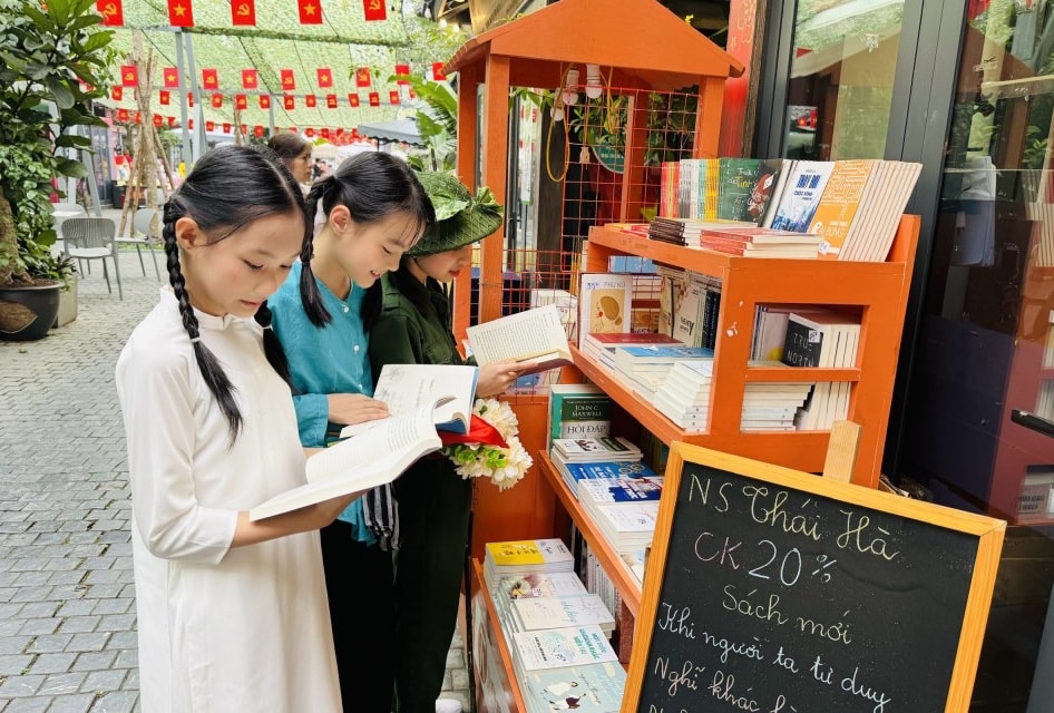 tre-doc-sach-thieu-nhi-tai-pho-sach-ha-noi-quan-hoan-kiem-..jpg