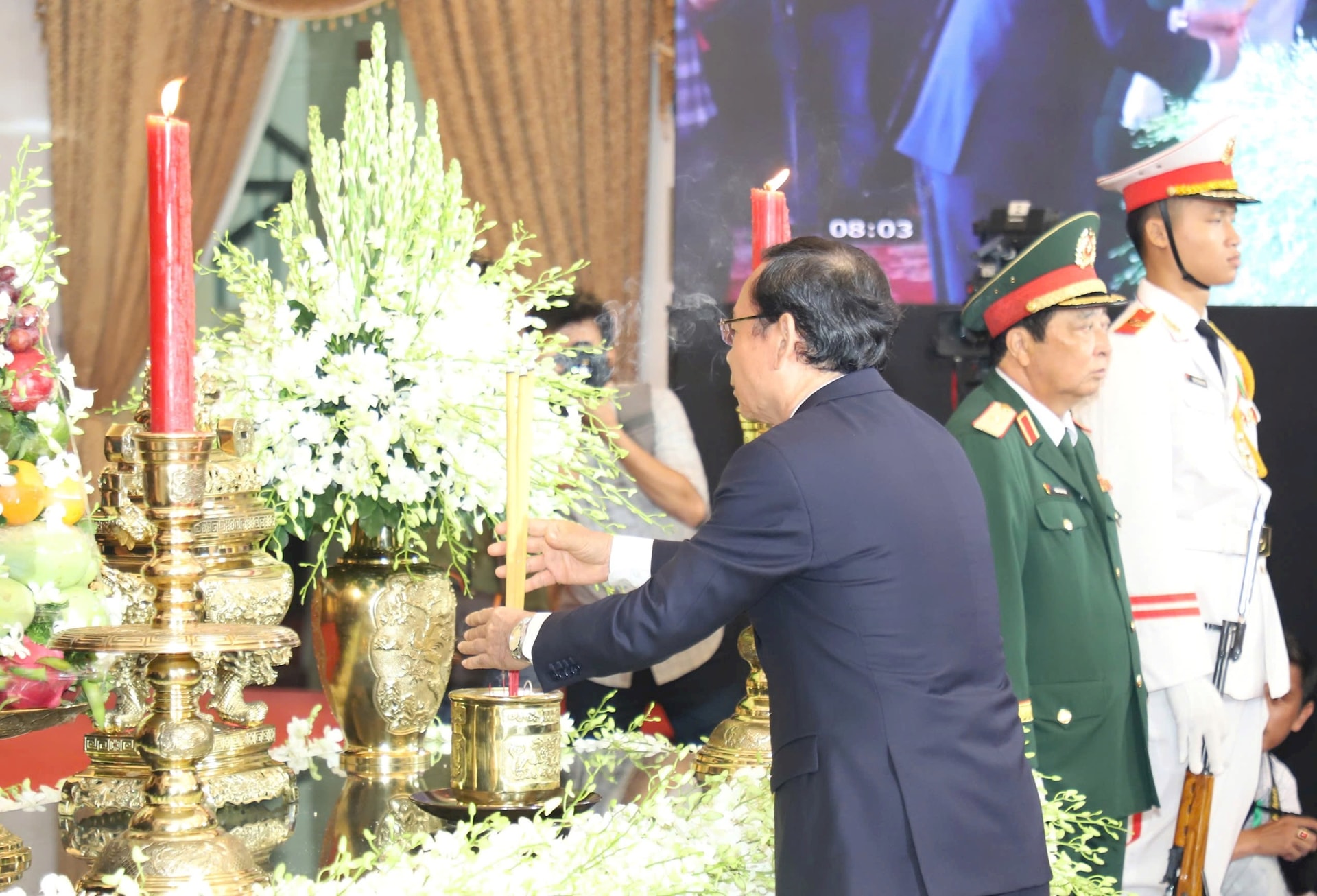 Đoàn Thành ủy, HĐND, UBND, Ủy ban Mặt trận Tổ quốc thành phố Hồ Chí Minh do Ủy viên Bộ Chính trị, Bí thư Thành ủy thành phố Hồ Chí Minh Nguyễn Văn Nên làm Trưởng đoàn vào viếng đồng chí Trần Đức Lương. Ảnh: Nguyễn Lê