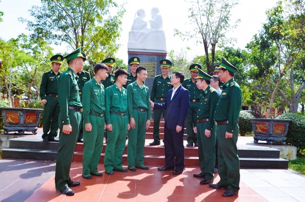  Bí thư Tỉnh ủy Đắk Lắk Nguyễn Đình Trung tthăm cán bộ, chiến sĩ Đồn Biên phòng Bo Heng (Ảnh: Ngọc Lân)