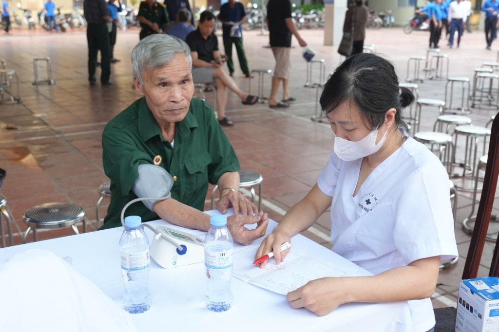 bác sĩ trong CLB đã khám, tư vấn các bệnh liên quan đến mắt, răng hàm mặt, tim mạch, mỡ máu, cao huyết áp, đái tháo đường, hô hấp, xương khớp... kê đơn, cấp phát thuốc miễn phí và hướng dẫn phương pháp điều trị, tư vấn