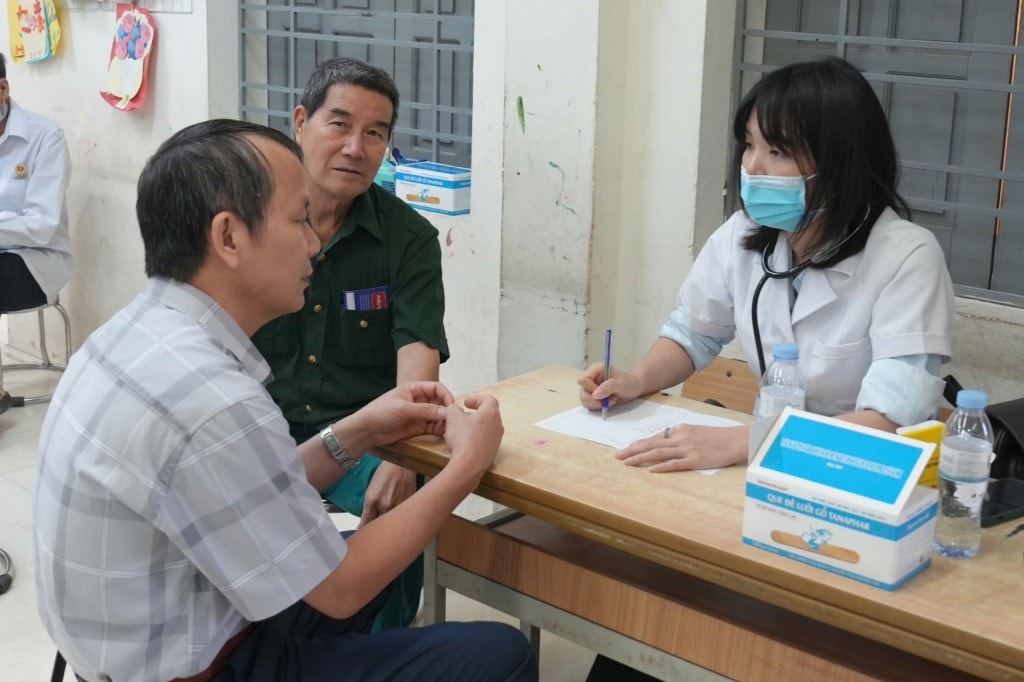 người dân cũng được các bác sỹ tư vấn sức khỏe và dinh dưỡng; hướng dẫn người dân tự chăm sóc sức khỏe và sử dụng những nền tảng chăm sóc sức khỏe tại nhà, tư vấn sức khỏe từ xa cho người dân