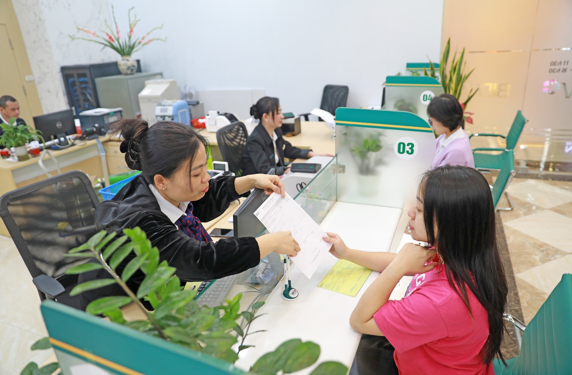 khach-hang-giao-dich-tai-ngan-hang-thuong-mai-co-phan-dau-tu-va-phat-trien-viet-nam.-anh-do-tam.jpg
