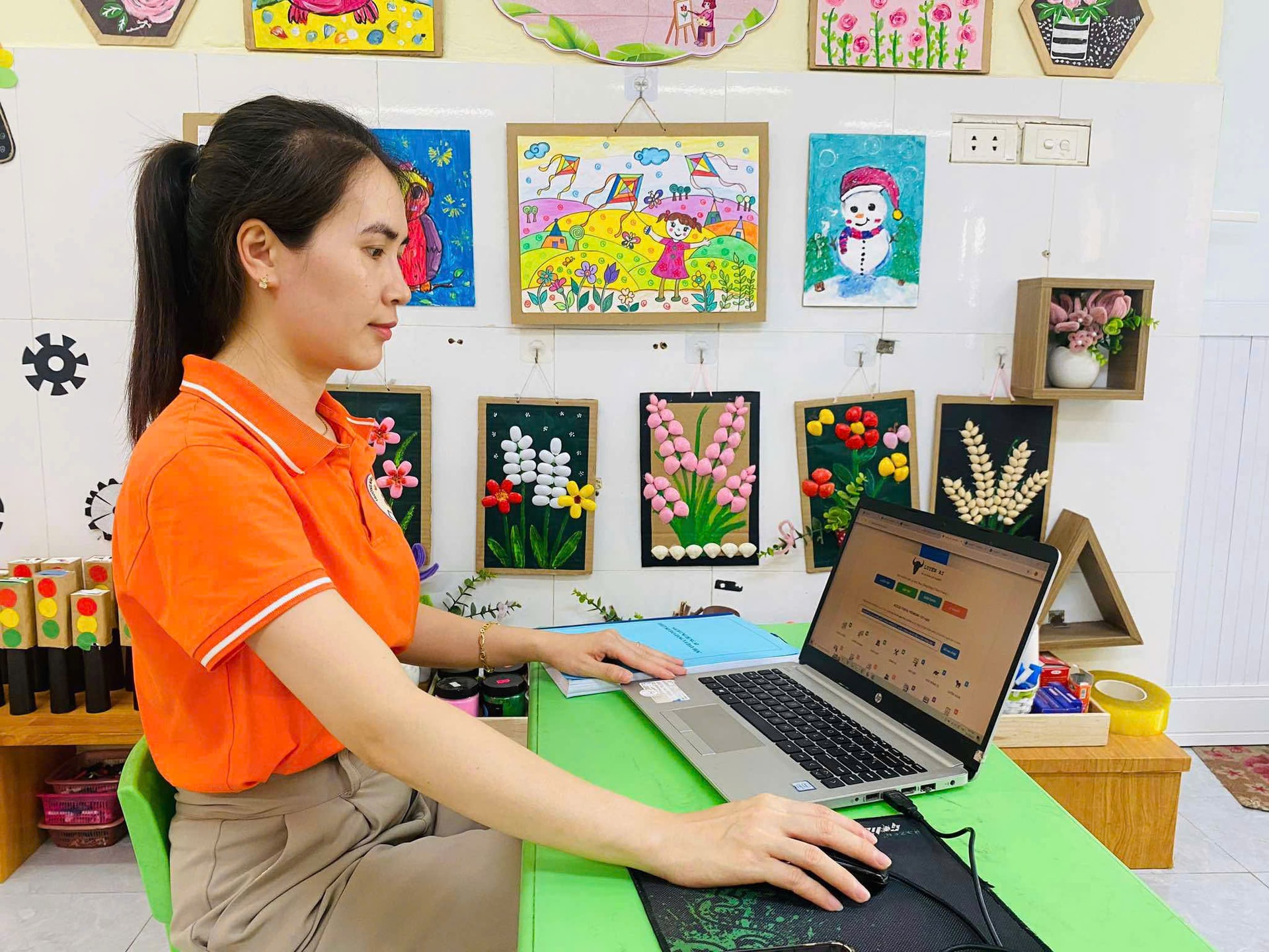 Giáo viên Trường mầm non Hồng Hà (xã Hồng Hà, huyện Đan Phượng) ứng dụng AI vào soạn bài giảng. Ảnh: Nguyễn Bền