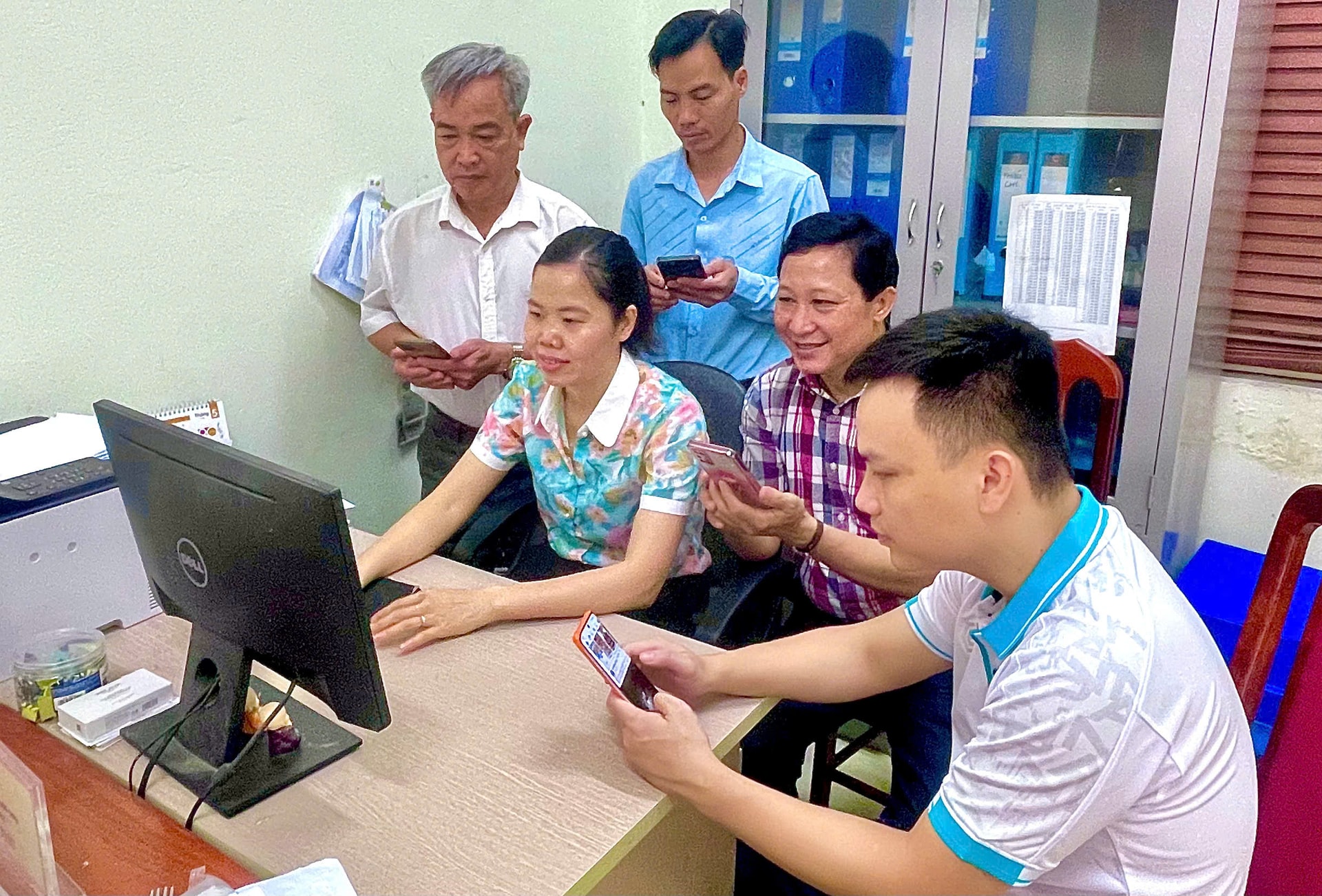 Cán bộ, công chức xã Trung Châu, huyện Đan Phượng luyện AI. Ảnh: Nguyễn Bền