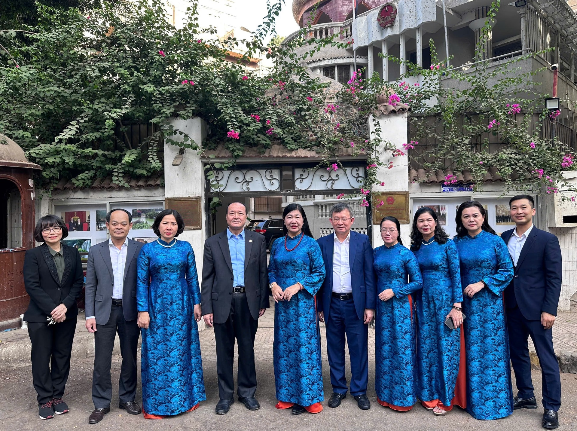 Đoàn Công tác chụp hình lưu niệm với Đại sứ Nguyễn Huy Dũng tại Đại Sứ quán Việt Nam ở Cairo
