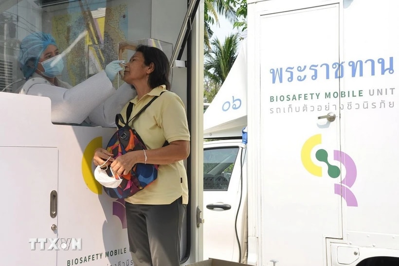 Nhân viên y tế lấy mẫu xét nghiệm COVID-19 cho người dân tại Bangkok (Thái Lan). (Ảnh: THX/TTXVN)