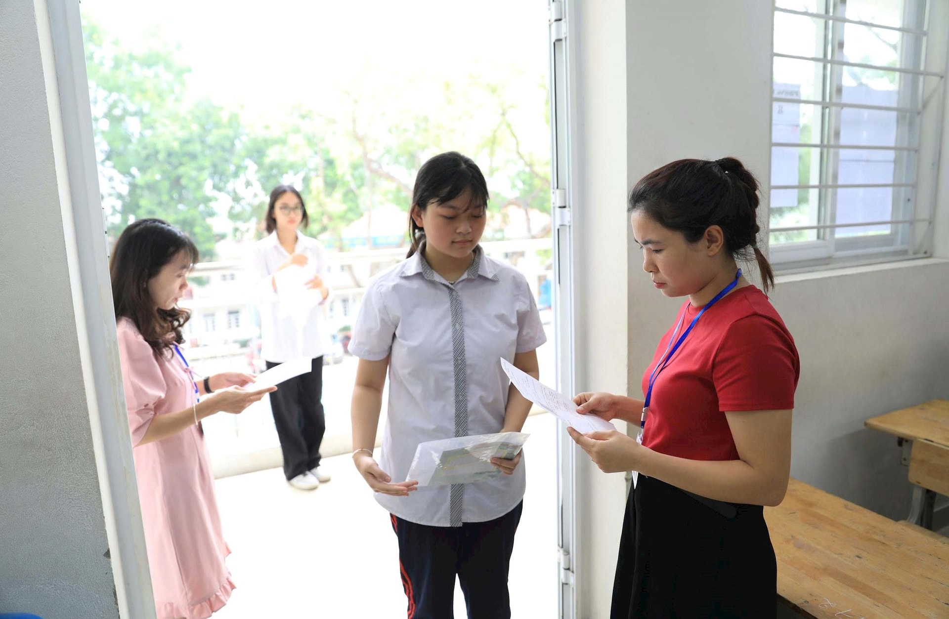 thi-sinh-lam-thu-tuc-du-thi-tuyen-sinh-vao-lop-10-trung-hoc-pho-thong-cong-lap-nam-hoc-2024-2025-tai-truong-trung-hoc-co-so-duong-xa-huyen-gia-lam-.-anh-nguyen-quang.jpg