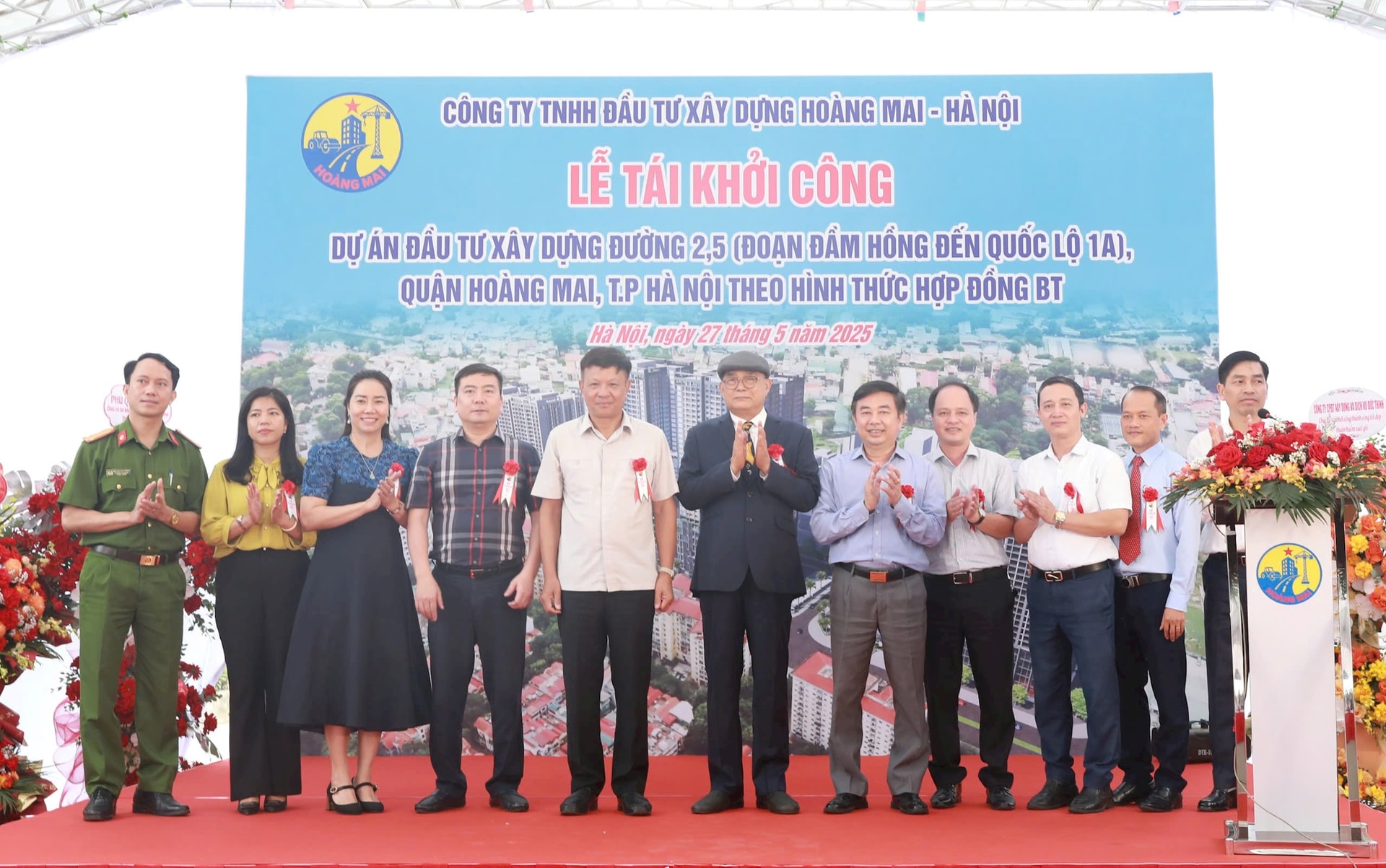 Các đại biểu chúc mừng dự án tái khởi công. Ảnh: Hiền Thu