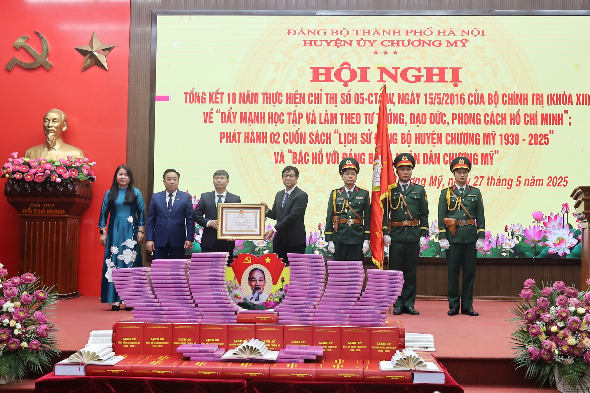 Thừa ủy quyền của Chủ tịch nước, Bí thư Huyện ủy Chương Mỹ Nguyễn Văn Thắng trao Huân chương Lao động hạng Ba tặng Ủy ban Mặt trận Tổ quốc Việt Nam huyện Chương Mỹ. Ảnh: Kim Nhuệ