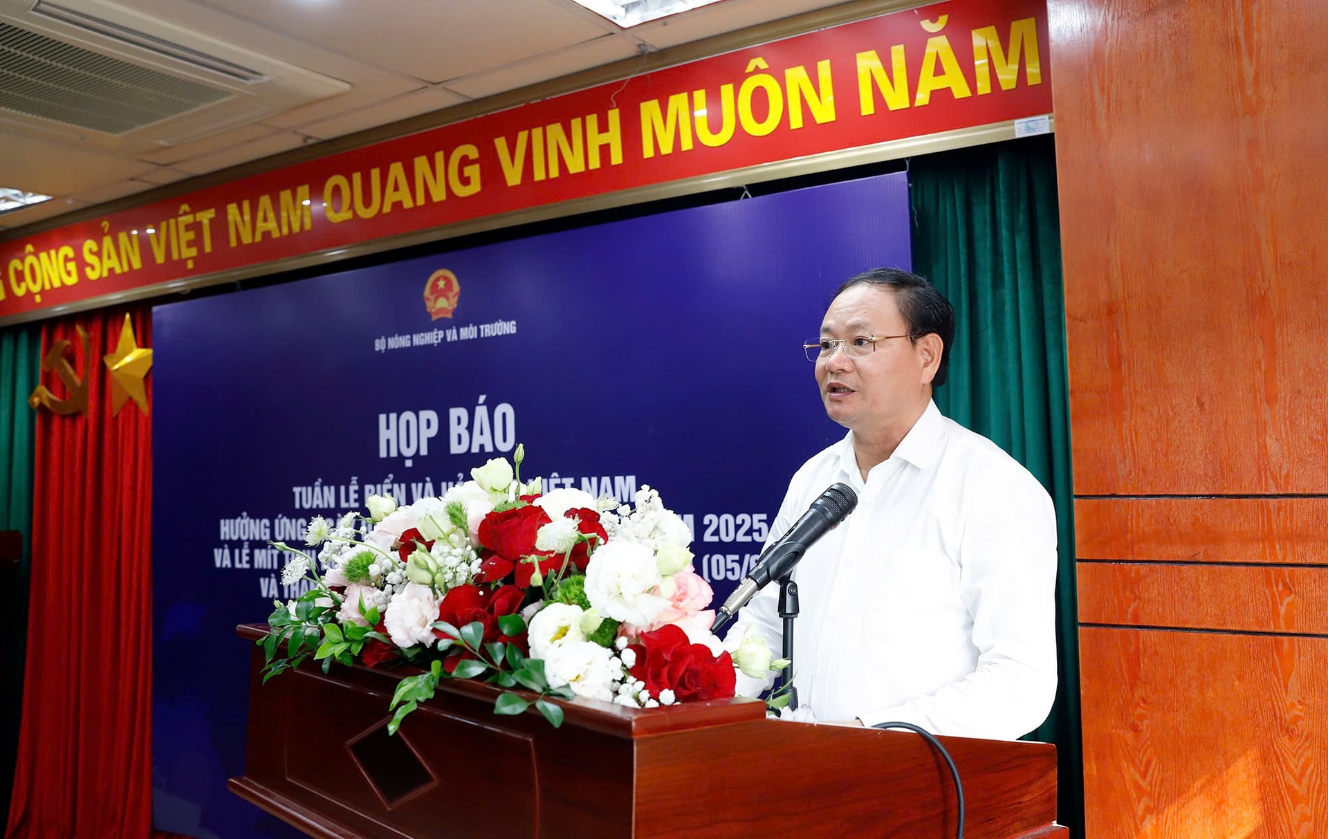Thứ trưởng Bộ Nông nghiệp và Môi trường Lê Minh Ngân phát biểu tại họp báo. Ảnh: Hoàng Sơn