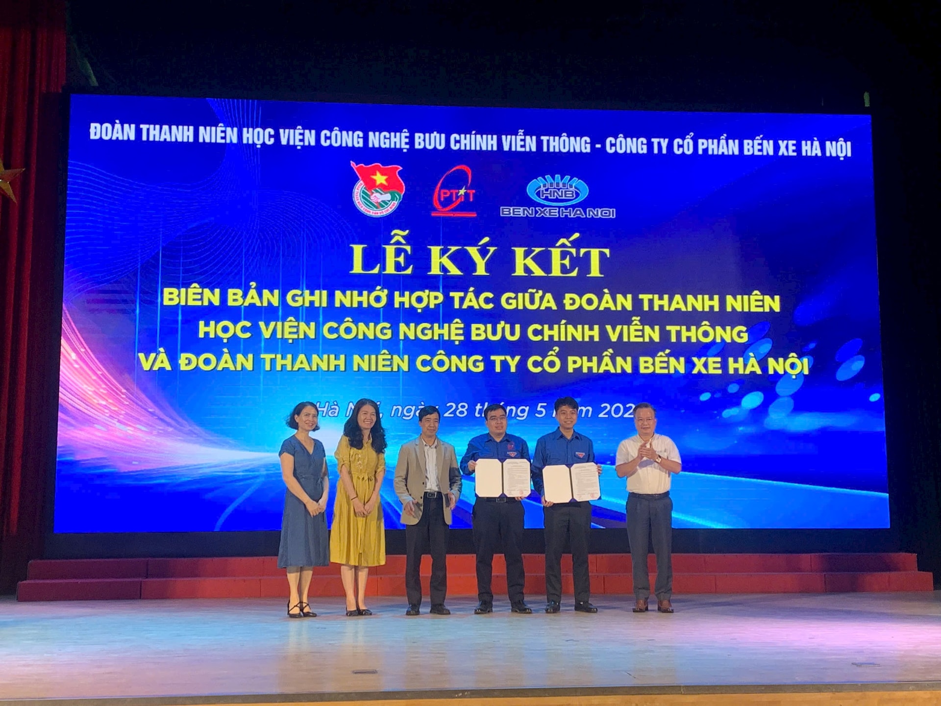 Công ty cổ phần Bến xe Hà Nội cùng Học viện Công nghệ bưu chính Viễn thông hợp tác đồng hành cùng sinh viên. Ảnh: Tuấn Khải.