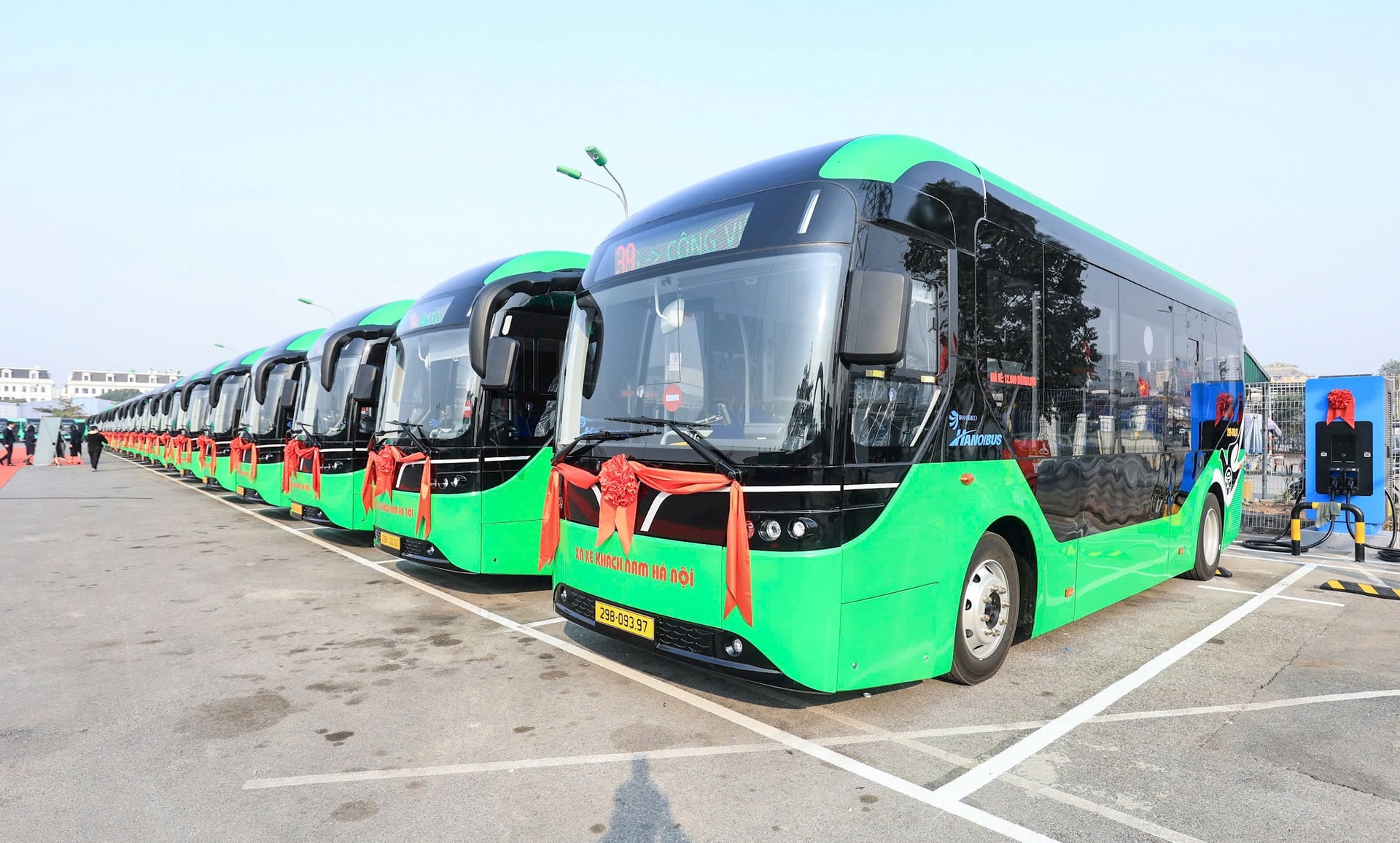 Hà Nội quyết tâm hoàn thành chuyển đổi phương tiện xe buýt sử dụng điện, năng lượng xanh trước năm 2030. Ảnh: Tuấn Lương.
