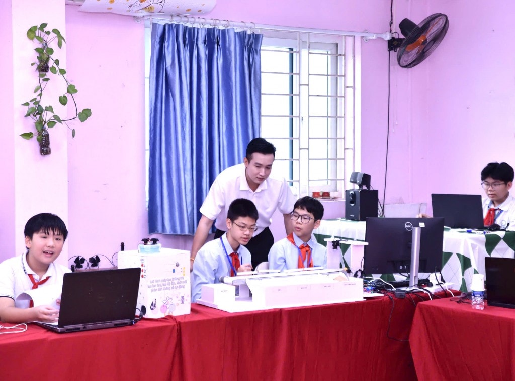 Thí sinh thi sản phẩm sáng tạo Thí sinh thi sản phẩm sáng tạo