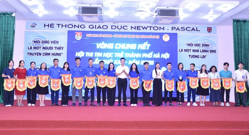 trao cờ lưu niệm tới các đơn vị tham gia trao cờ lưu niệm tới các đơn vị tham gia