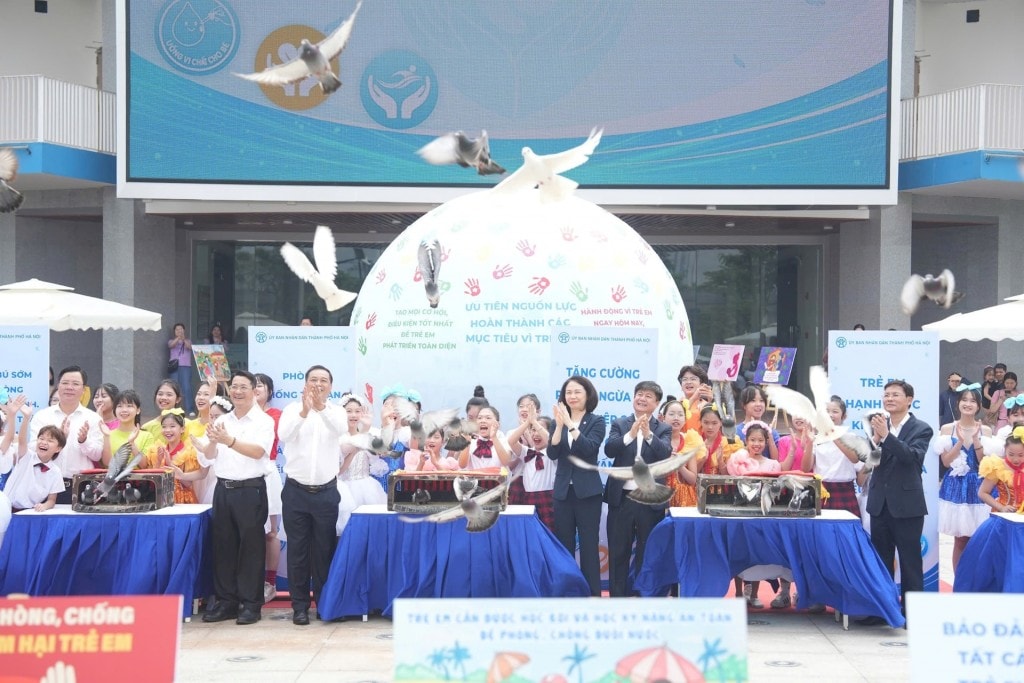 Các đại biểu và trẻ em thực hiện thả chim bồ câu với mong muốn trẻ em được sống và phát triển trong hòa bình, luôn yêu thương và hạnh phúc Các đại biểu và trẻ em thực hiện thả chim bồ câu với mong muốn trẻ em được sống và phát triển trong hòa bình, luôn yêu thương và hạnh phúc