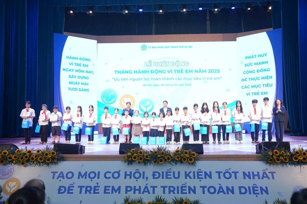 Trao quà hỗ trợ trẻ em hoàn cảnh đặc biệt, hoàn cảnh khó khăn tại chương trình. Ảnh: Linh Phạm Trao quà hỗ trợ trẻ em hoàn cảnh đặc biệt, hoàn cảnh khó khăn tại chương trình. Ảnh: Linh Phạm