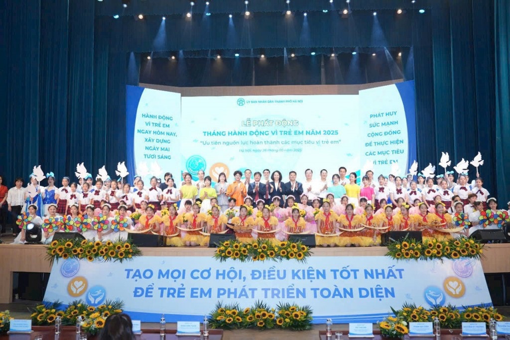 Các đại biểu chụp ảnh kỷ niệm cùng các em thiếu nhi tại chương trình. Ảnh: Linh Phạm Các đại biểu chụp ảnh kỷ niệm cùng các em thiếu nhi tại chương trình. Ảnh: Linh Phạm