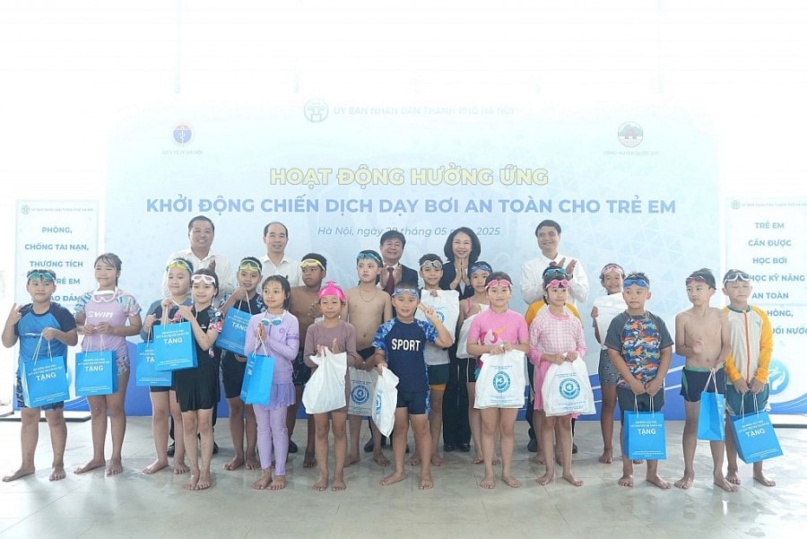 Khởi động chiến dịch dạy bơi an toàn cho trẻ em tại chương trình. Ảnh: Linh Phạm Khởi động chiến dịch dạy bơi an toàn cho trẻ em tại chương trình. Ảnh: Linh Phạm