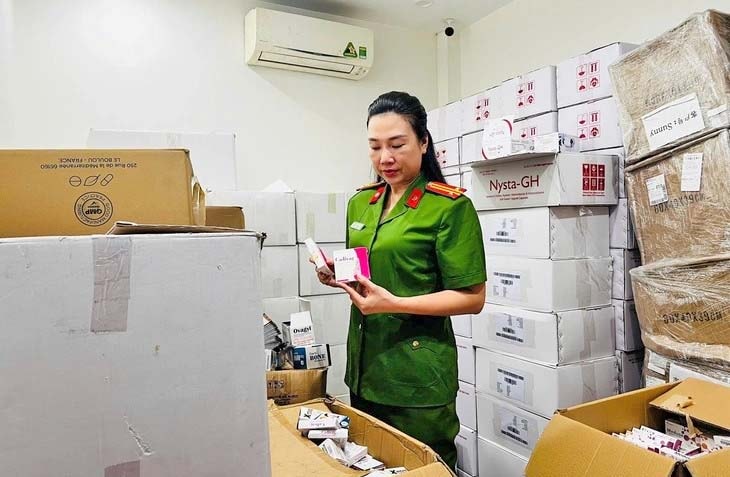 can-bo-cong-an-thanh-pho-ha-noi-kiem-tra-tang-vat-thu-giu-tu-mot-duong-day-san-xuat-kinh-doanh-thuc-pham-chuc-nang-gia.-anh-ngoc-bich.jpg